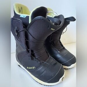 Burton Black and White woman Snow Boots